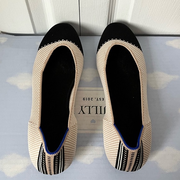 Rothys - “The Flat” Knit Round Toe, Two-Tone Shoes w/ Cream and Black Cap - Picture 3 of 9